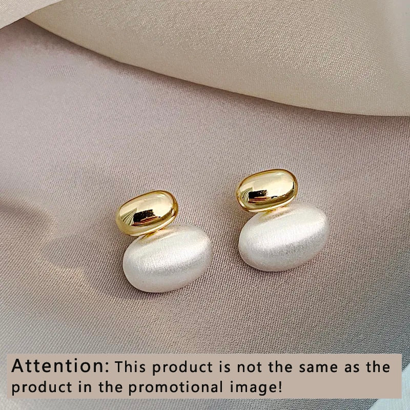 2023 New French Elegant Gold Color Bean Spliced Flat Pearl Earrings for Korean image 4