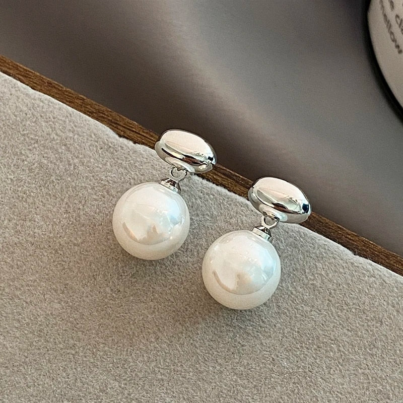 2023 New French Elegant Gold Color Bean Spliced Flat Pearl Earrings for Korean image 6
