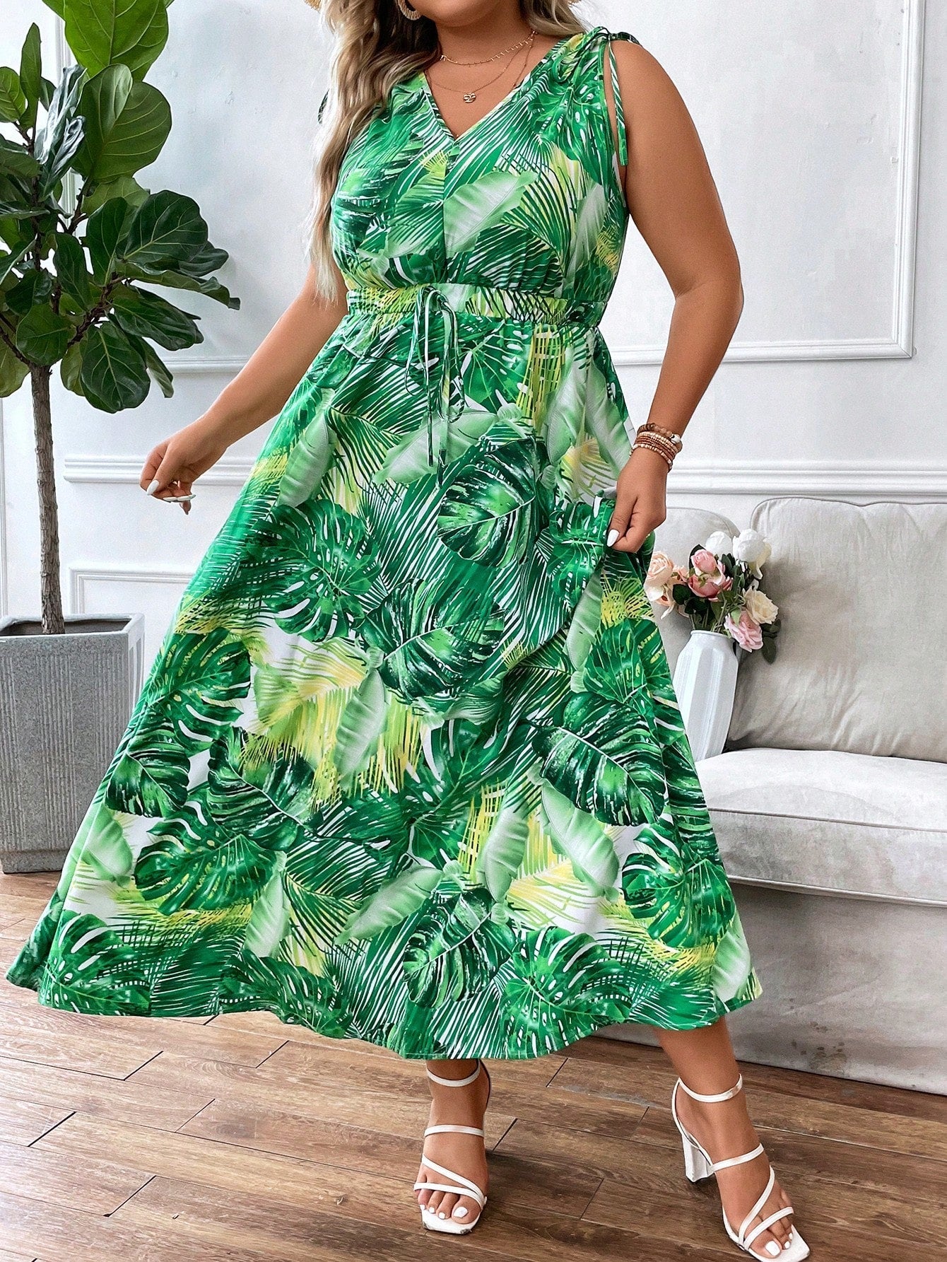 Vestido con estampado tropical y lazo en los hombros