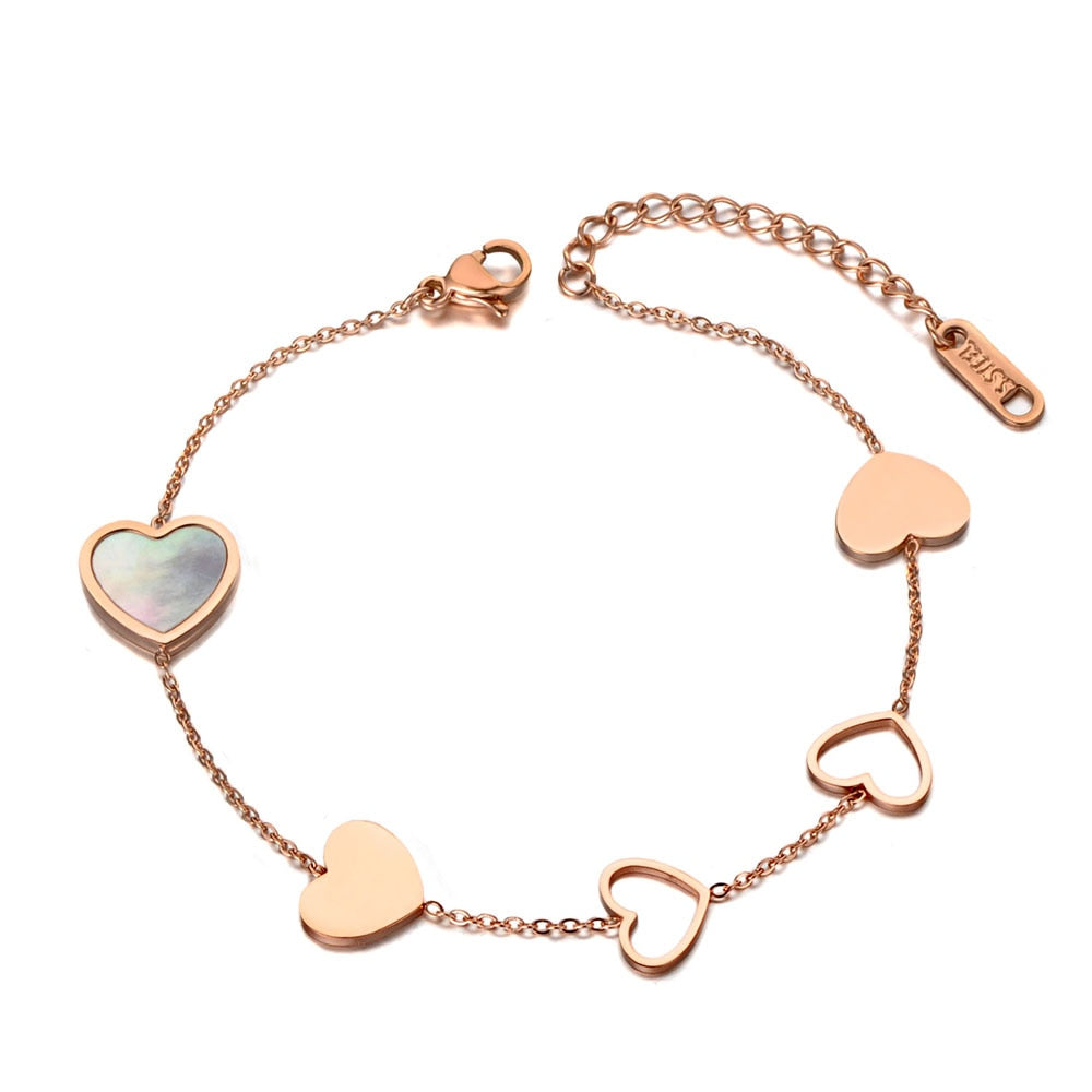 Gargantilla Lokaer de acero inoxidable y titanio con forma de corazón y concha blanca
