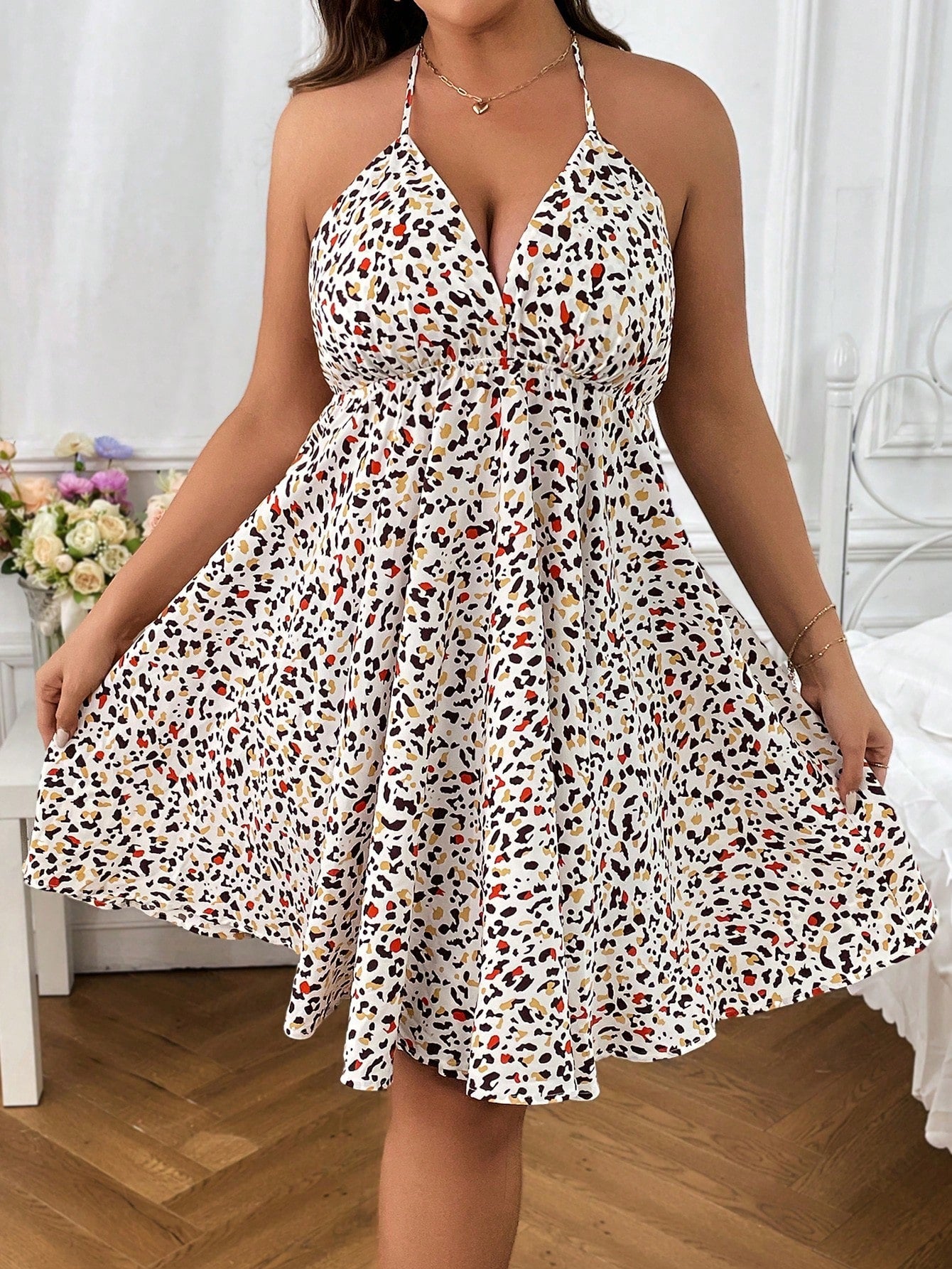 Vestido halter sin espalda y con lazo y estampado integral Plus