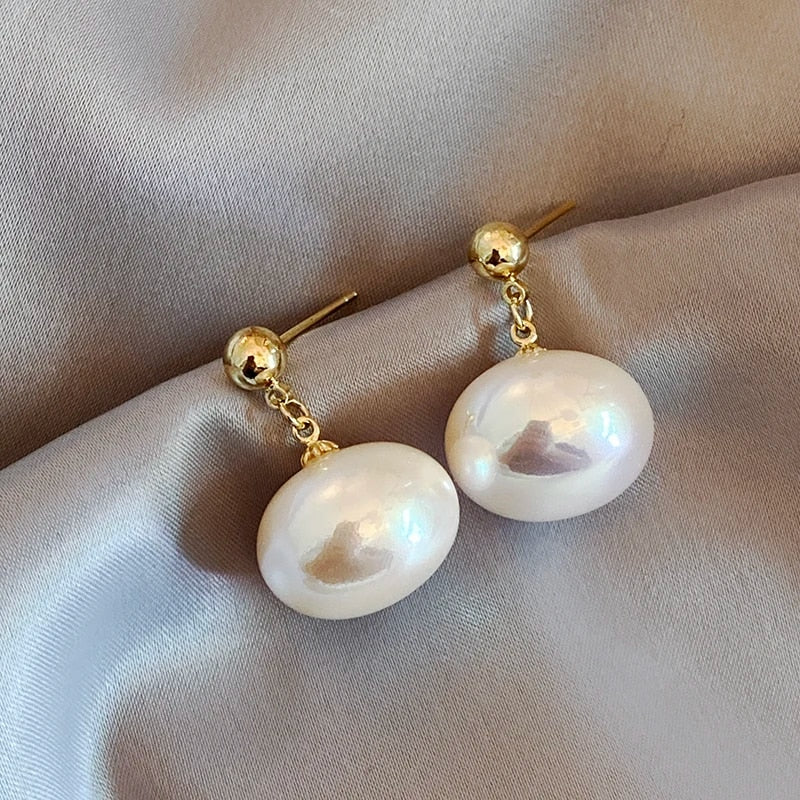 2023 New French Elegant Gold Color Bean Spliced Flat Pearl Earrings for Korean image 2