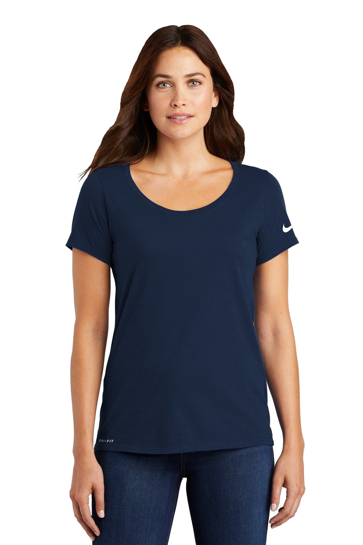 تيشيرت نايكي نسائي Dri-FIT من القطن/البوليستر بفتحة رقبة دائرية. NKBQ5234