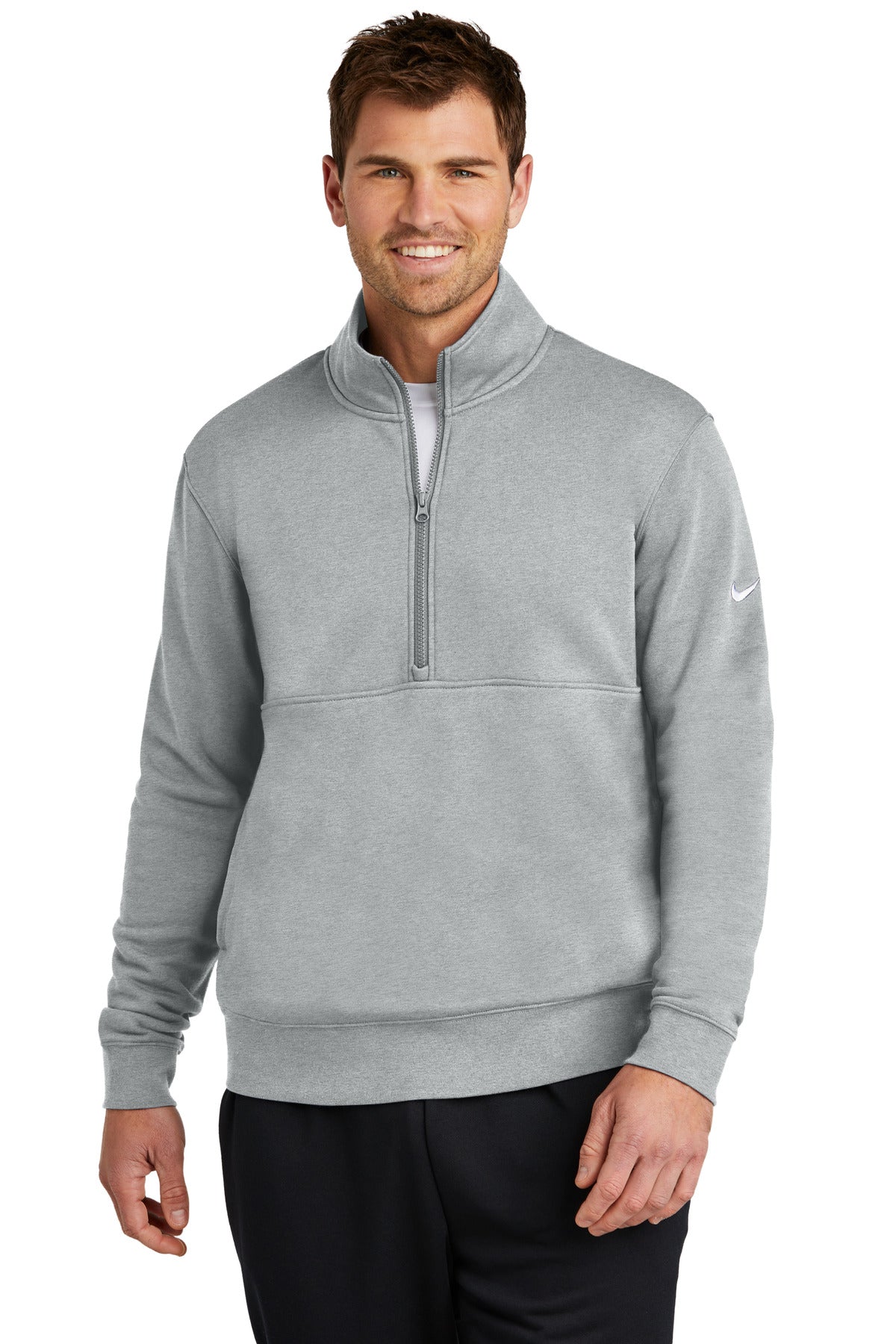 جاكيت Nike Club Fleece بأكمام بسحاب نصفي وشعار NKDX6718