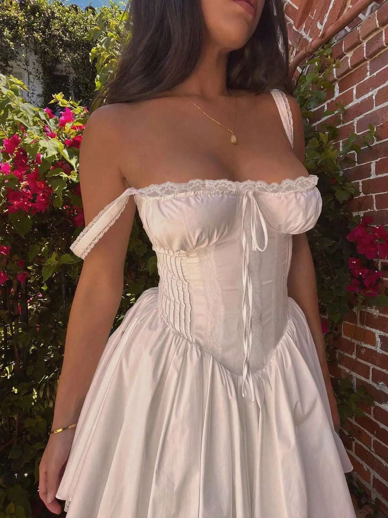Hermoso vestido de mujer con escote corazón, sin mangas, lazo frontal, ribete de encaje, corte A