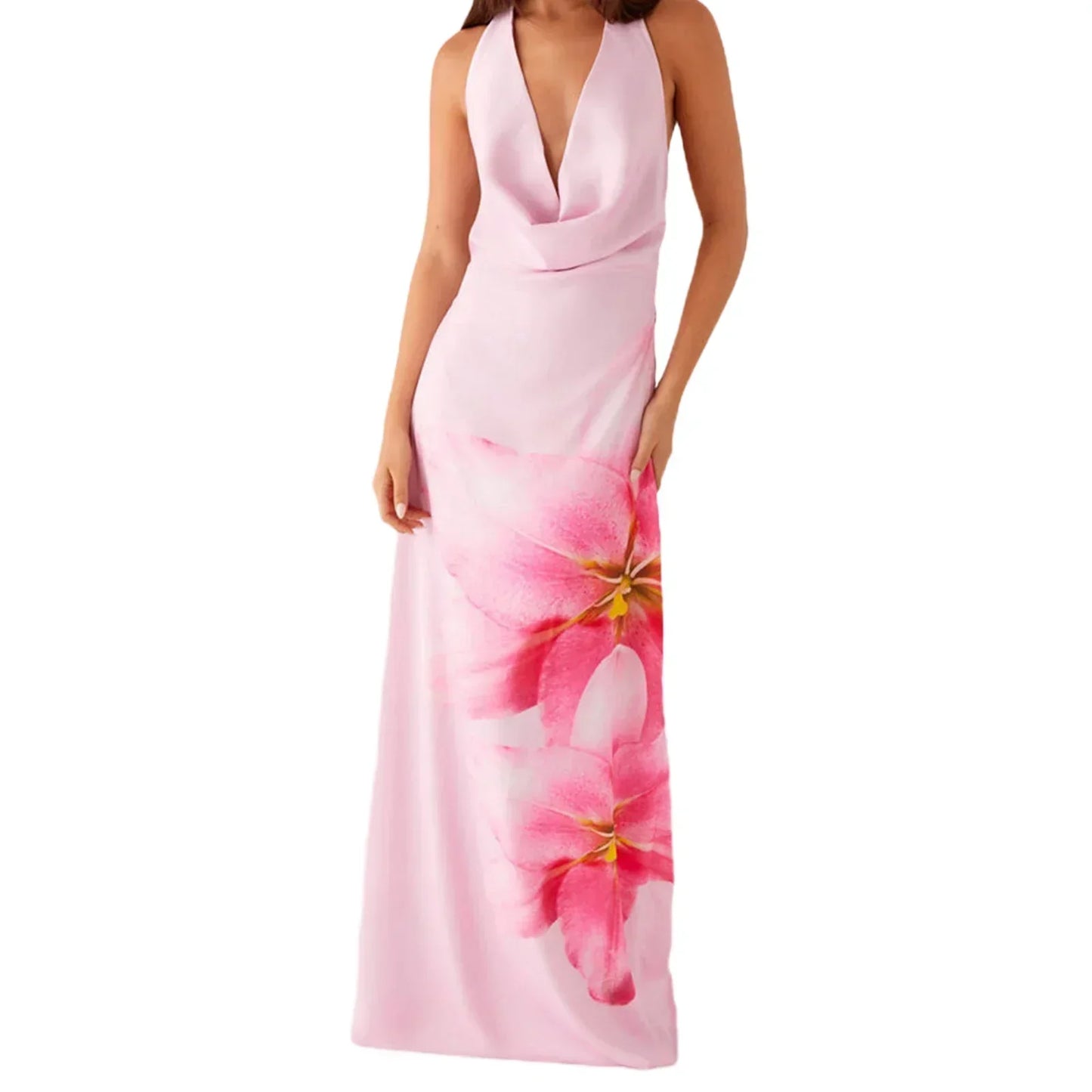 Elegante vestido largo con cuello halter, sin mangas y estampado floral con espalda abierta para invitadas a una boda de verano o vacaciones en la playa.