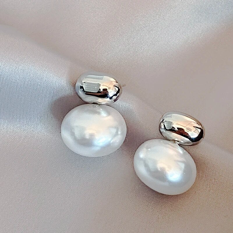 2023 New French Elegant Gold Color Bean Spliced Flat Pearl Earrings for Korean image 5