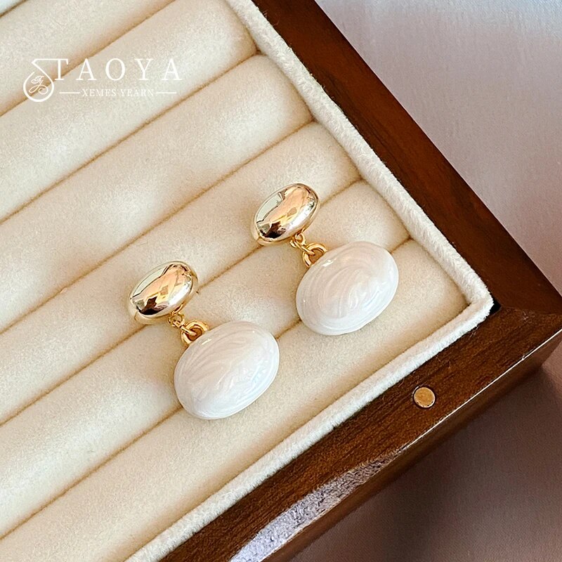 2023 New French Elegant Gold Color Bean Spliced Flat Pearl Earrings for Korean image 3