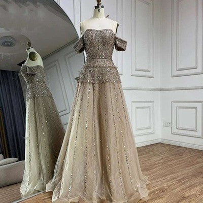 Vestido de noche color caramelo con cuentas y corte A, hombros descubiertos, de Serene Hill 2025