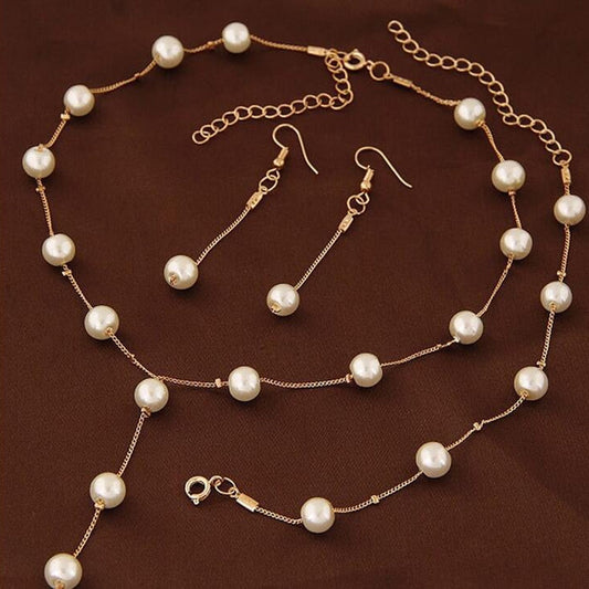طقم نسائي أنيق من 4 قطع من القلائد والأقراط والأساور باللون الذهبي مرصع باللؤلؤ الصناعي