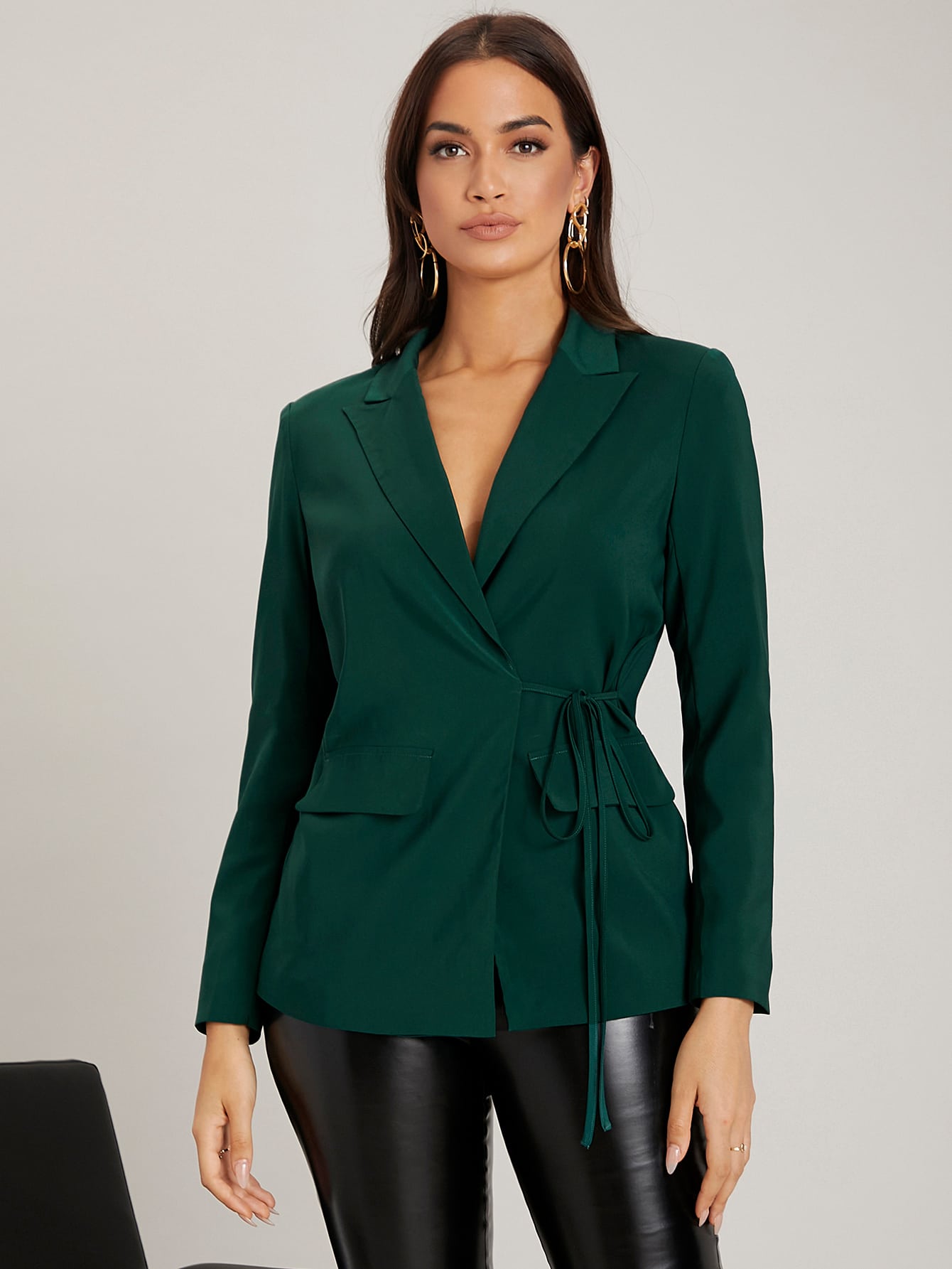 Blazer cruzado con lazo lateral y cuello de pico