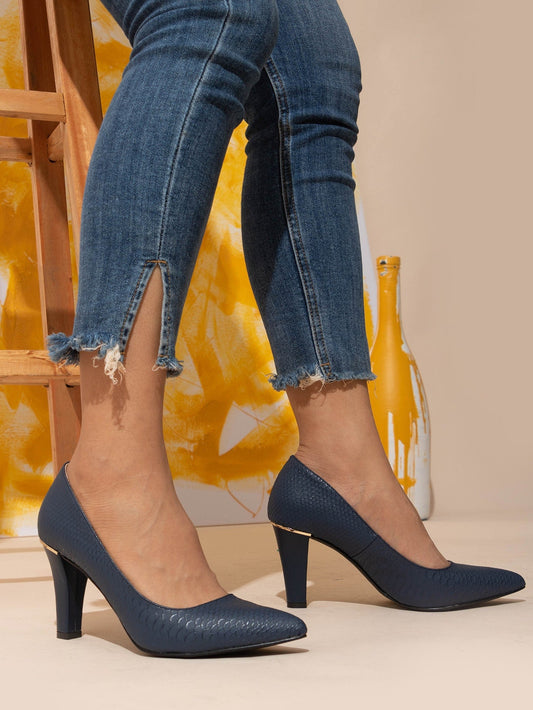 Elegantes zapatos marrones de tacón grueso con punta puntiaguda y detalle de costura en ante sintético.