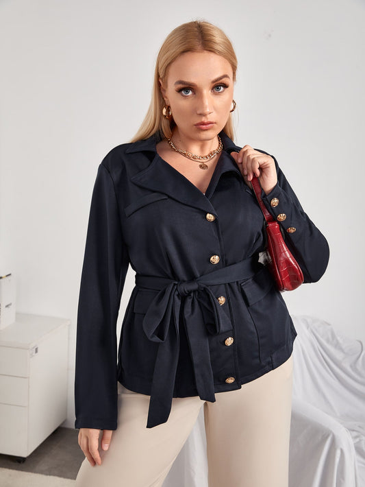 Blazer con cinturón y bolsillo con solapa Plus
