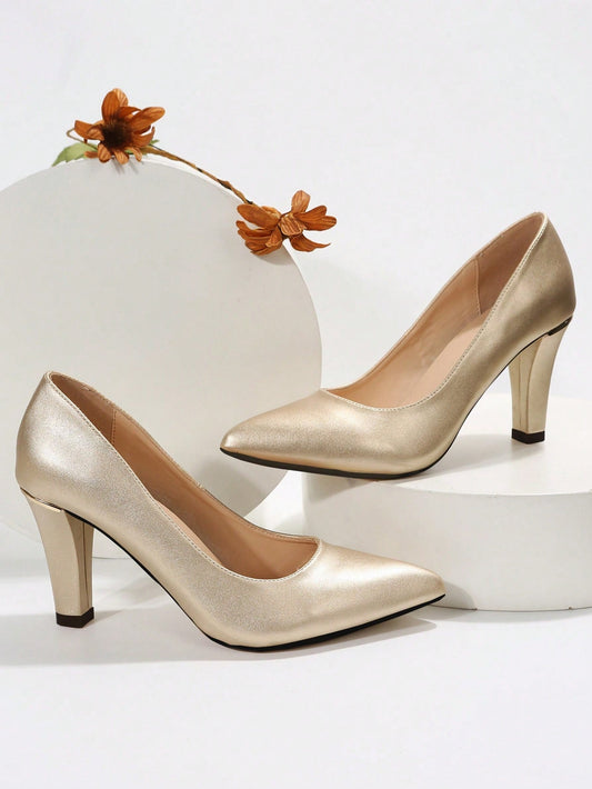 Elegantes zapatos marrones de tacón grueso con punta puntiaguda y detalle de costura en ante sintético.