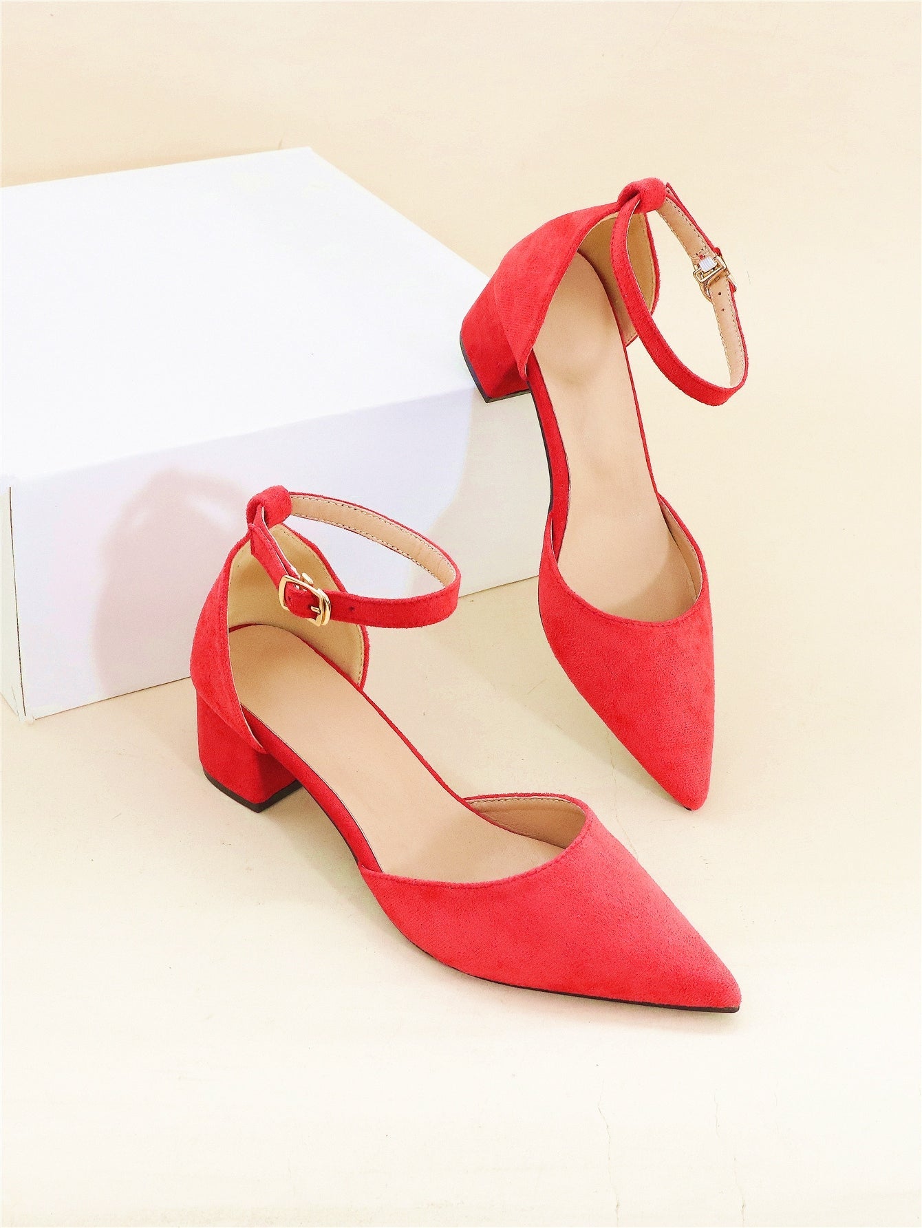 Zapatos de tacón grueso con tira al tobillo y punta de ante sintético