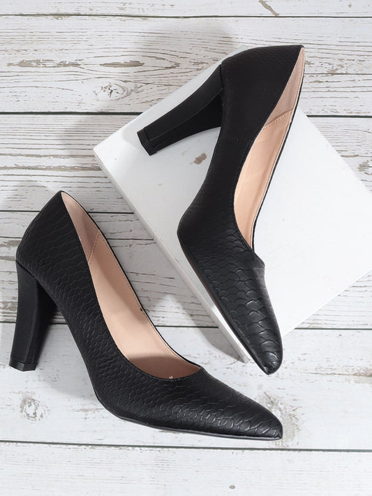Elegantes zapatos marrones de tacón grueso con punta puntiaguda y detalle de costura en ante sintético.