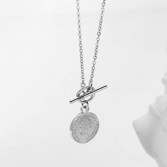 925 Sterling Silver Necklace Plated with K Gold Queen's Head, Retro and Unique image 0