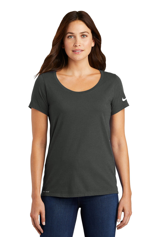 تيشيرت نايكي نسائي Dri-FIT من القطن/البوليستر بفتحة رقبة دائرية. NKBQ5234