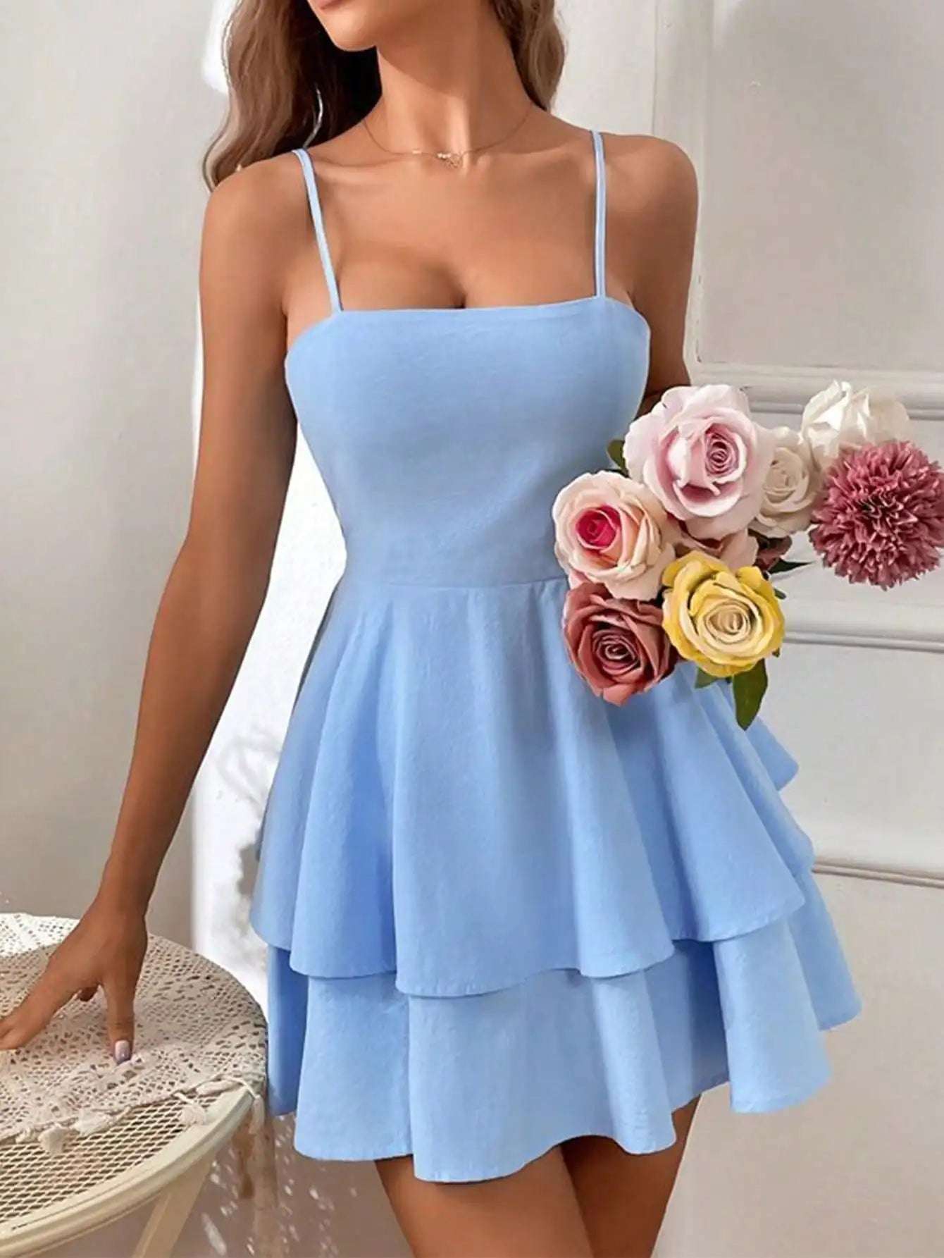 Minivestido italiano de tirantes finos en capas de color azul claro para mujer del verano de 2025